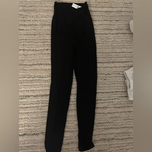 Arie crossover leggings. Size:XS never worn. New with tags